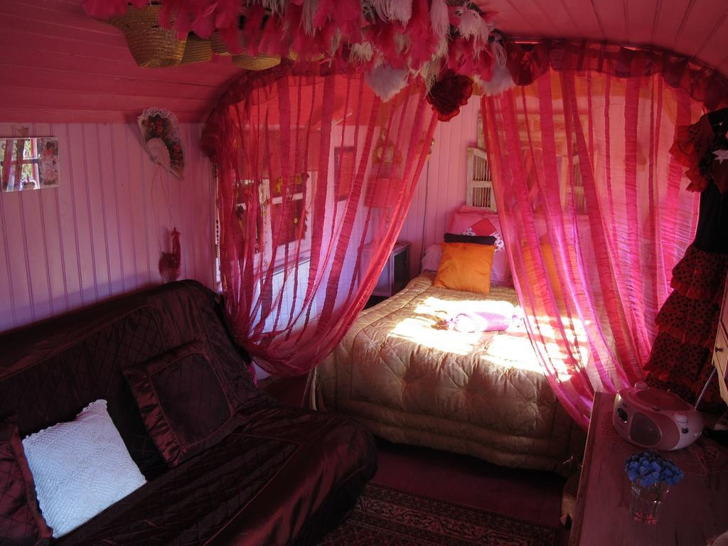 La Celle  La Roulotte De Lola - Chambre D'Hotes מראה חיצוני תמונה