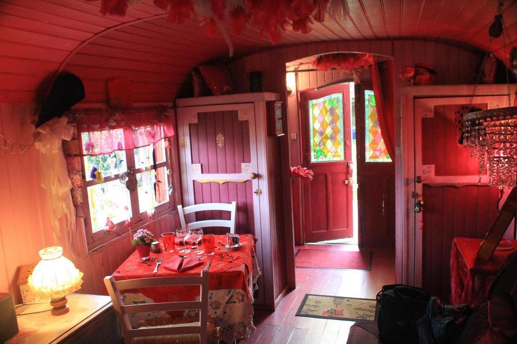 La Celle  La Roulotte De Lola - Chambre D'Hotes מראה חיצוני תמונה