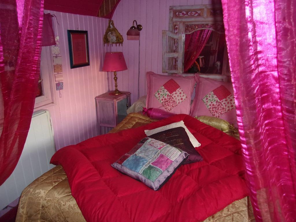 La Celle  La Roulotte De Lola - Chambre D'Hotes מראה חיצוני תמונה