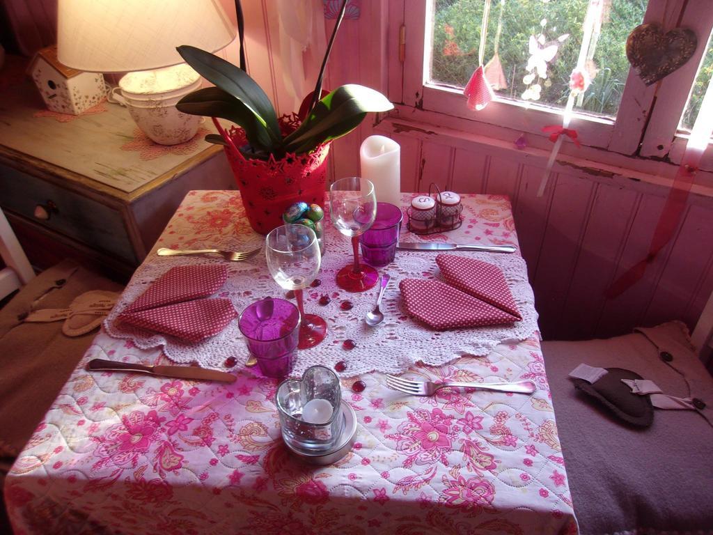 La Celle  La Roulotte De Lola - Chambre D'Hotes מראה חיצוני תמונה
