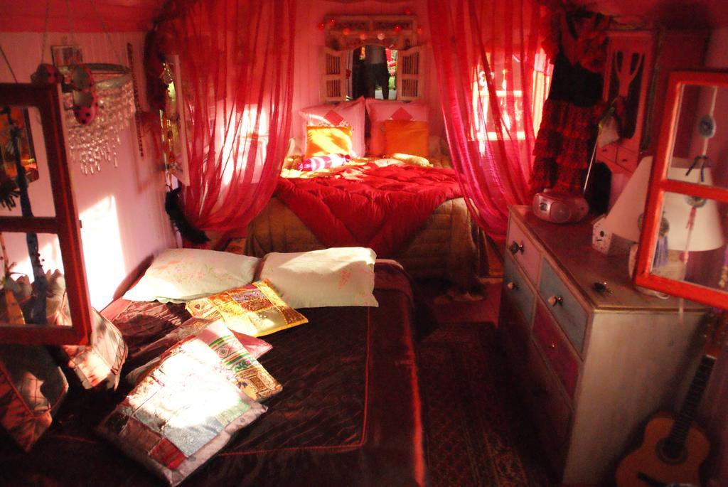 La Celle  La Roulotte De Lola - Chambre D'Hotes מראה חיצוני תמונה