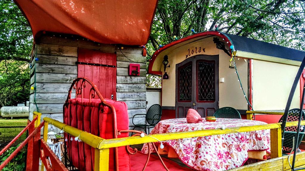 La Celle  La Roulotte De Lola - Chambre D'Hotes מראה חיצוני תמונה